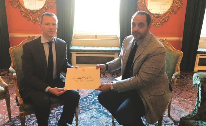 الكولونيل جون كلارك يتسلم من الشيخ محمد العبدالله رسالة صاحب السمو إلى رئيسة الوزراء البريطانية﻿