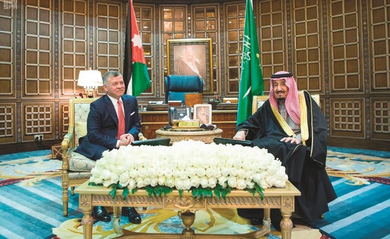 خادم الحرمين الشريفين الملك سلمان بن عبدالعزيز مستقبلا الملك عبدالله الثاني﻿
