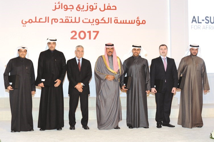 سمو نائب الأمير وولي العهد مع الفائزين بجائزة الإنتاج العلمي﻿