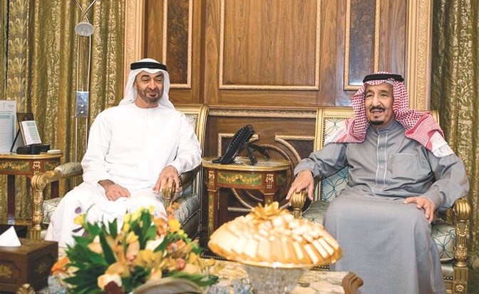خادم الحرمين الشريفين الملك سلمان بن عبدالعزيز وصاحب السمو الشيخ محمد بن زايد آل نهيان ولي عهد أبوظبي نائب القائد الأعلى للقوات المسلحة بدولة الإمارات العربية المتحدة خلال مباحثاتهما أمس 								(واس) ﻿