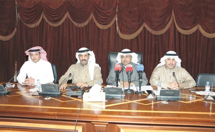 علي الكندري متوسطا خالد العتيبي وناصر الشمري وعبدالله الجميل﻿