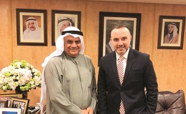  فيصل المطوع والسفير الفرنسي كريستيان نخلة خلال الزيارة ﻿