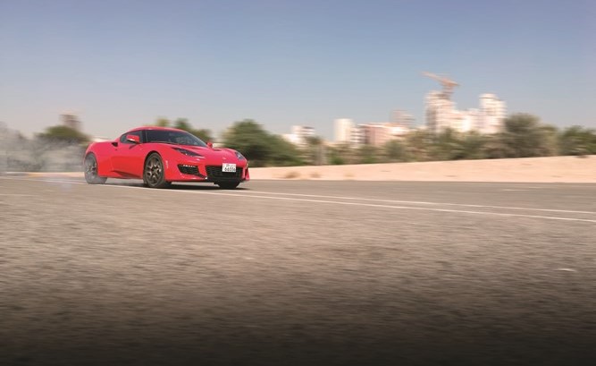 لوتس إيفورا 400 صانعة التشويق