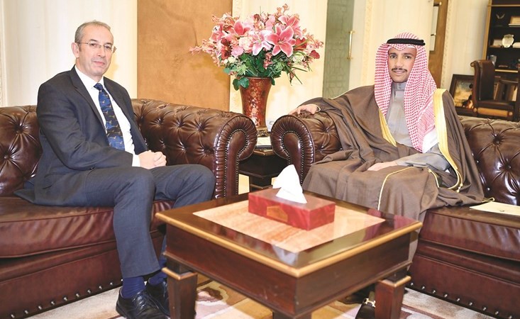الرئيس الغانم خلال استقباله سفير المملكة المتحدة لدى الكويت مايكل دافنبورت﻿