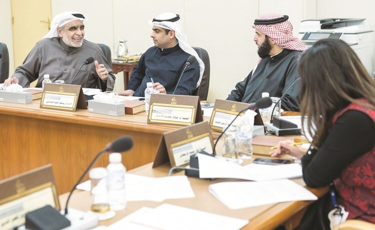 د. عادل الدمخي ورياض العدساني وعدنان عبدالصمد اثناء اجتماع اللجنة﻿