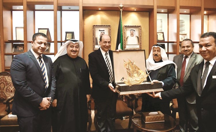 جواد بوخمسين مكرما الطيار باسم جوهر وبجانبه عماد جواد بوخمسين والحسيني عبدالحميد﻿