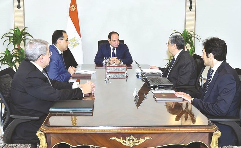 الرئيس عبدالفتاح السيسي مترئسا اجتماعا مع القائم بأعمال رئيس الوزراء وبعض الوزراء ﻿
