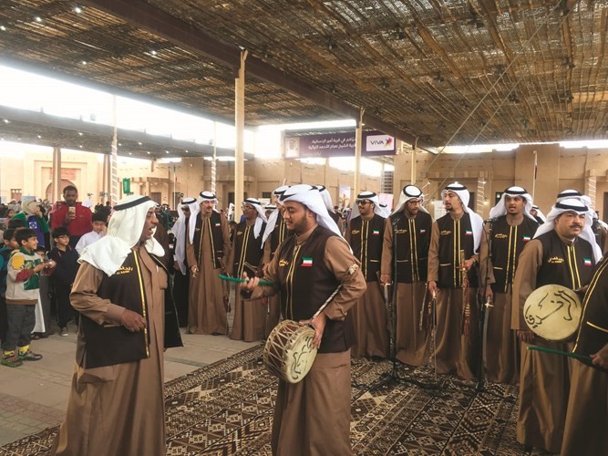 الفنون الشعبية بانتظار رواد القرية ﻿