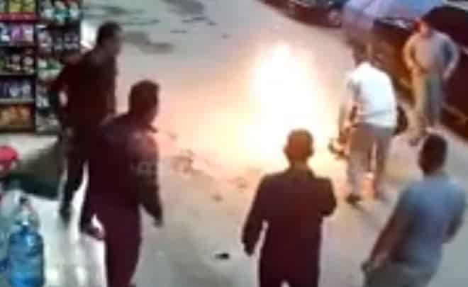 بالفيديو.. مصريون يحاولون إطفاء "أسطوانة غاز" مشتعلة بطريقة كارثية !