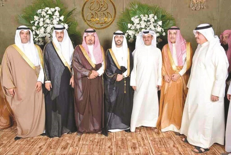 حمد السعيد يقدم التهاني للمعرس وذويه﻿