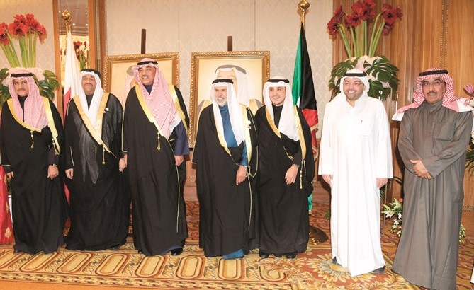 الشيخ صباح الخالد والشيخ د.أحمد ناصر المحمد ورئيس التحرير الزميل يوسف خالد المرزوق ونائب رئيس التحرير الزميل عدنان الراشد والسفير ضاري العجران يهنئون سفير البحرين الشيخ خليفة آل خليفة ﻿