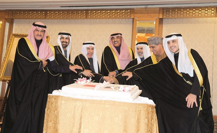 الشيخ صباح الخالد وسفراء السعودية د.عبدالعزيز الفايز والإمارات رحمه الزعابي وعمان د.عدنان الأنصاري والسفير د.أحمد ناصر المحمد والسفير ضاري العجران يشاركون سفير البحرين بقطع كيكة الاحتفال 				(محمد هاشم)﻿