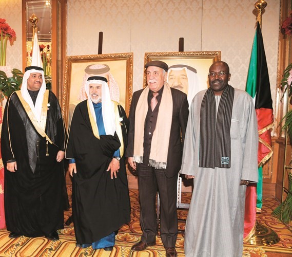 محمد السنعوسي وعميد السلك الديبلوماسي سفير السنغال عبد الأحد امباكي يباركان﻿