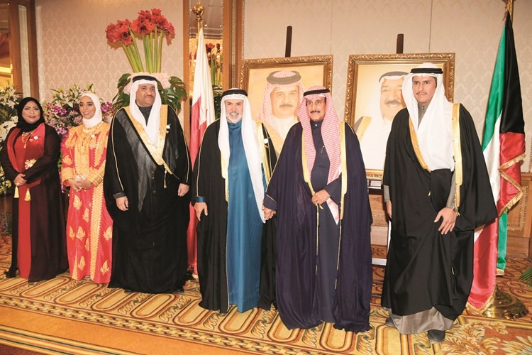 الشيخ د.إبراهيم الدعيج مقدما التهنئة للسفير البحريني ﻿