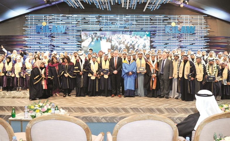 د.محمد المقاطع مع عدد من الخريجين ﻿
