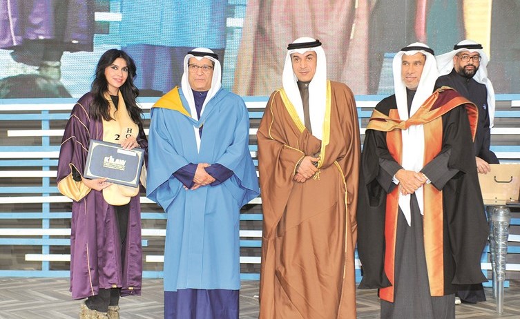 د.حامد العازمي و د.محمد المقاطع و د.بدر الخليفة خلال تكريم إحدى الخريجات ﻿