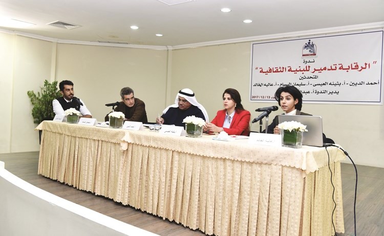 عالية الخالد وبثينة العيسى وأحمد الديين وسليمان البسام وعريف الندوة عبدالله الخنيني- (ريليش كومار)﻿