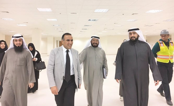 الشيخ د.باسل الصباح خلال الجولة في مستشفى جابر﻿