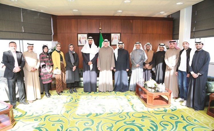 ‏‫الوزير العفاسي ووكيل العدل د.عبداللطيف السريع مع بعض وكلاء الوزارة المساعدين وبعض الحضور- ‬(زين علام)﻿