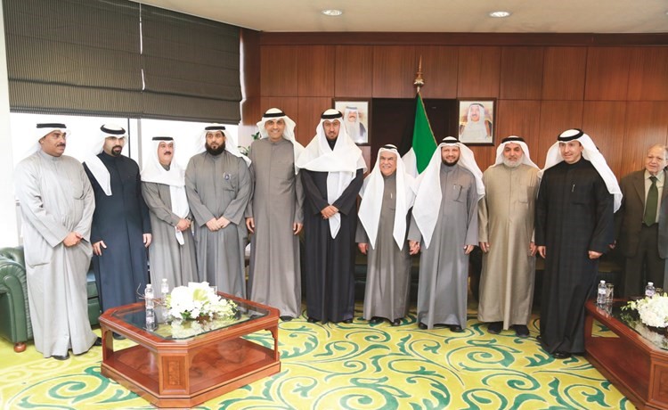براك الشيتان وعبدالرحمن الجلال و نواب المدير العام في هيئة شؤون القصر يهنئون الوزير﻿