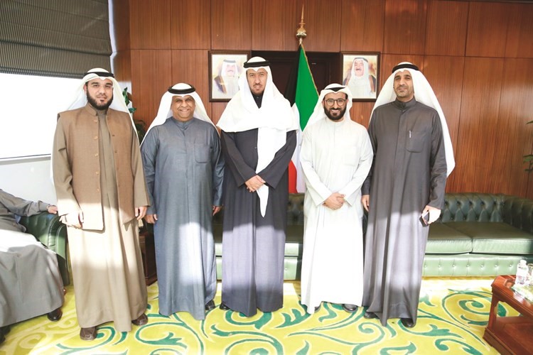 الوزير د. فهد العفاسي مستقبلا عددا من المهنئين﻿
