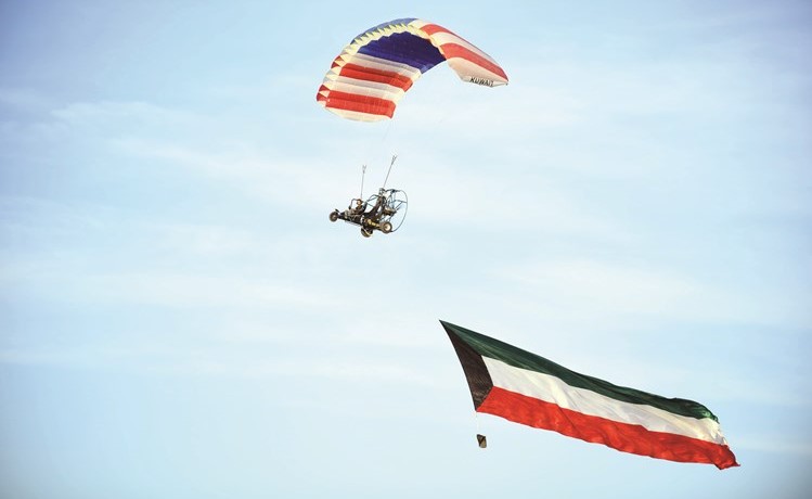 طائرة شراعية تحمل علم الكويت﻿