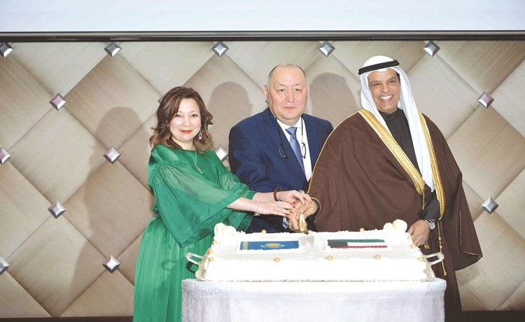 السفير علي السعيد مشاركا سفير كازاخستان الماس عبدرامانوف وزوجته قطع كعكة الاحتفال(قاسم باشا)﻿