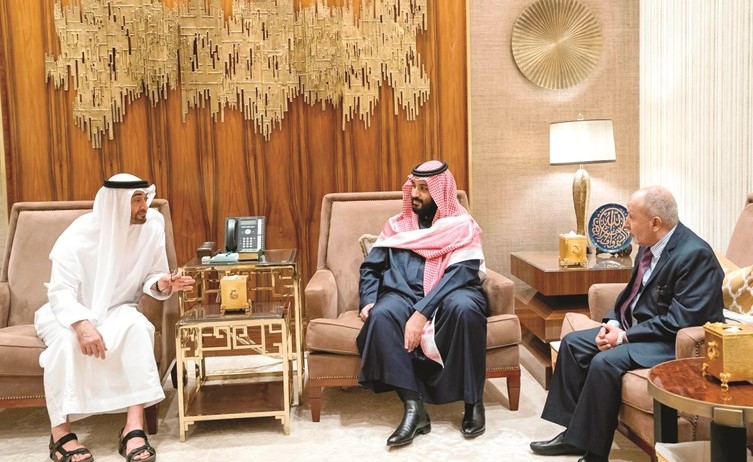 صاحب السمو الملكي الأمير محمد بن سلمان وصاحب السمو الشيخ محمد بن زايد خلال مباحثاتهما مع رئيس حزب التجمع اليمني للإصلاح محمد اليدومي- (وام)﻿