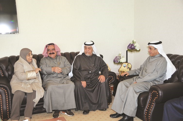 عادل المسعد ود.إبراهيم الحمود ود.سعاد عبدالوهاب يهنئون الوزير د.حامد العازمي﻿