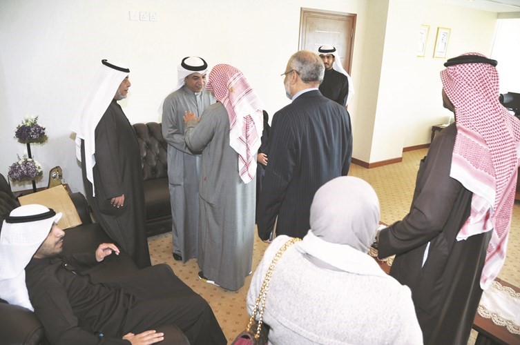 الوزير د.حامد العازمي مستقبلا المهنئين ﻿