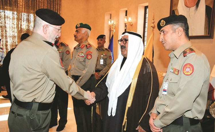 الشيخ ناصر صباح الأحمد مستقبلا أحد المهنئين ﻿