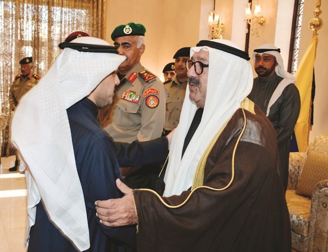 النائب الأول مصافحا أحد المهنئين ﻿