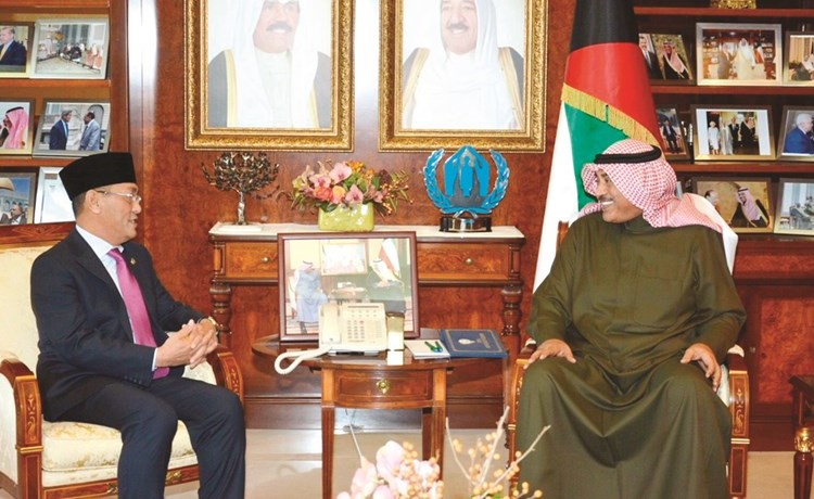 الشيخ صباح الخالد خلال لقائه سفير بروناي دار السلام بنجران مصطفى علي الدين﻿
