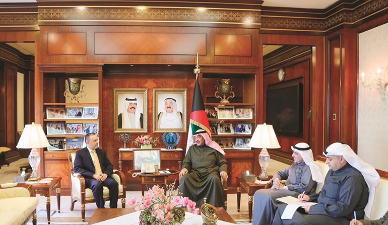 الشيخ صباح الخالد مستقبلا سفير فرنسا كريستيان نخلة﻿