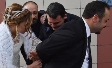 عروس تركية تقيد عريسها بالأصفاد وتقتاده لحفل زفافهما! وهكذا كان رد فعل المأذون‎