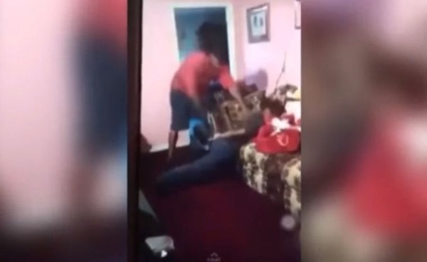 بالفيديو: أميركي يجلد ابنته ويحلق شعرها بسبب "سناب شات"