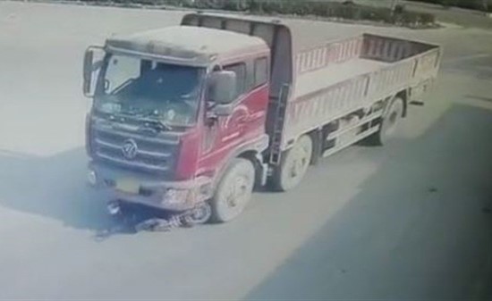 بالفيديو.. شاهدوا كيف نجت هذه السيدة بأعجوبة بعدما دهستها الشاحنة وجرتها
