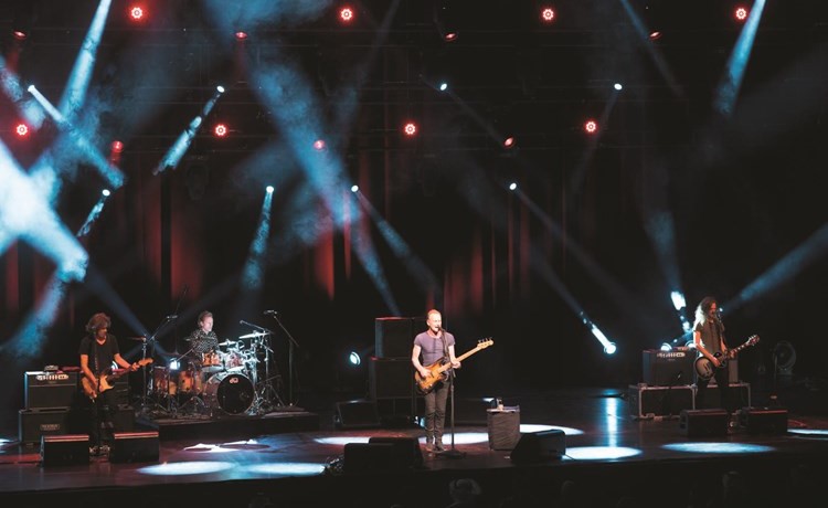 STING.. رفض إنهاء الحفل قبل غنائه «Fragile»!
