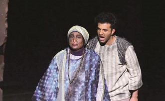 علي الحسيني وسماح في مشهد من المسرحية﻿