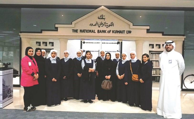 الطالبات خلال زيارتهن البنك الوطني﻿