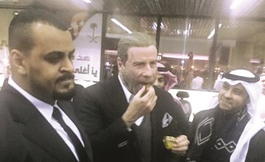 ترافولتا يتناول التمر لدى وصوله﻿