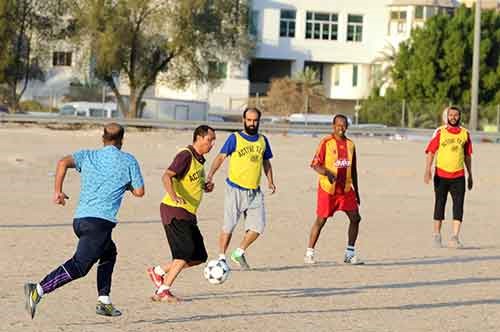 الملاعب والساحات الترابية في أحياء البلاد.. فرصة للأندية الرياضية لاكتشاف المواهب