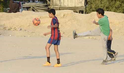 الملاعب والساحات الترابية في أحياء البلاد.. فرصة للأندية الرياضية لاكتشاف المواهب