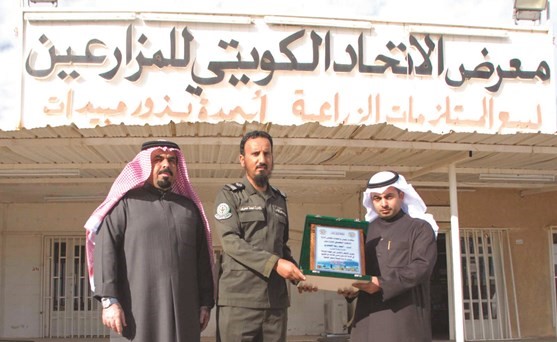 احمد العميري يتسلم درع التكريم﻿