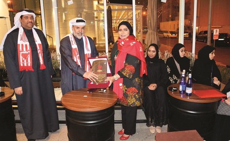 المستشارة منى الدلهان تقدم درعا تكريمية للسفير البحريني ﻿
