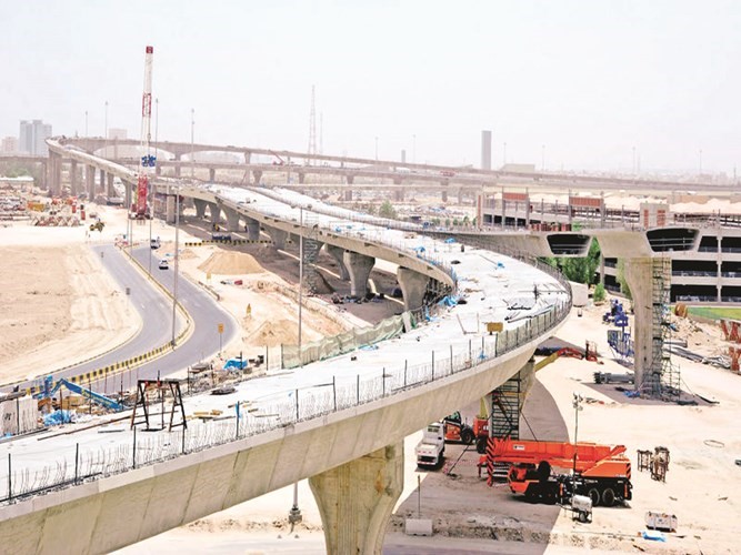 جانب من تطوير وبناء أحد الجسور في البلاد﻿