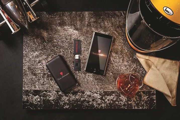 «روائع جنيف» تكشف عن أحدث إصدار من الهواتف الذكية والساعات لـ TONINO LAMBORGHINI