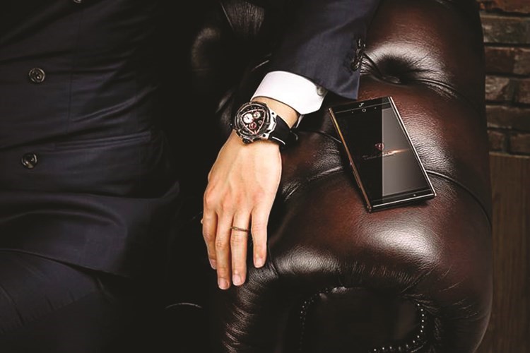 «روائع جنيف» تكشف عن أحدث إصدار من الهواتف الذكية والساعات لـ TONINO LAMBORGHINI