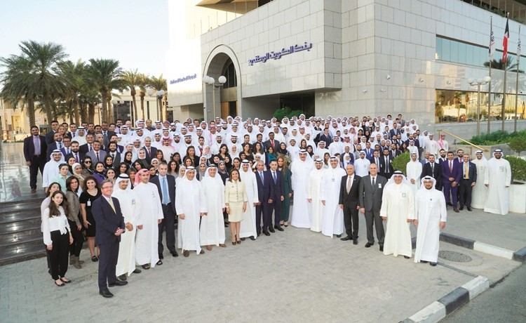 الإدارة التنفيذية في الوطني مع الموظفين الجدد ﻿