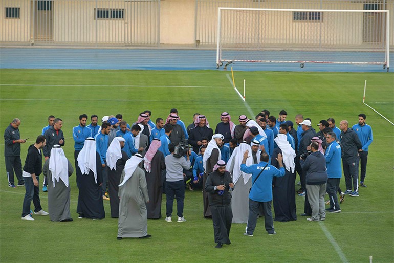 سمو رئيس مجلس الوزراء خلال حديث ودي مع لاعبي المنتخب